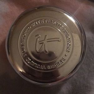 It Cosmetics Confidence in a Compact Fair